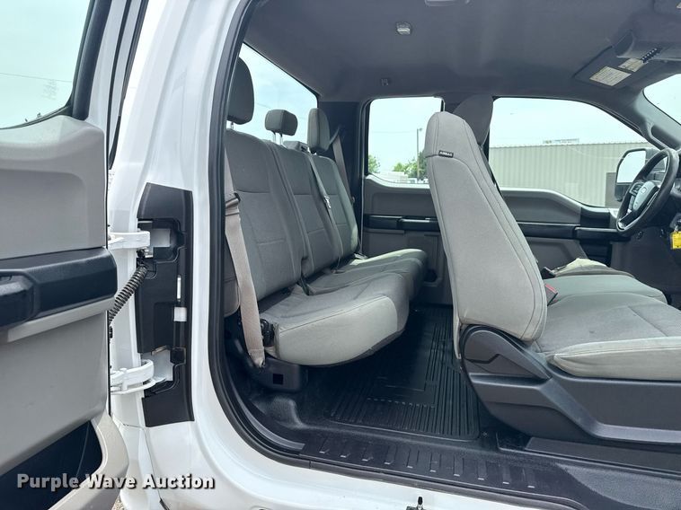 image for item EG6032 2017 Ford F350 Super Duty SuperCab pickup truck cab and chassis