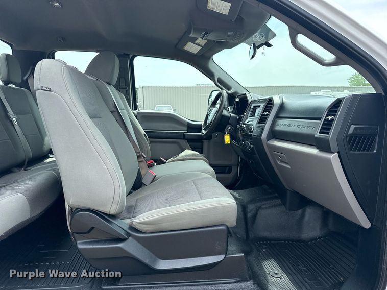 image for item EG6032 2017 Ford F350 Super Duty SuperCab pickup truck cab and chassis