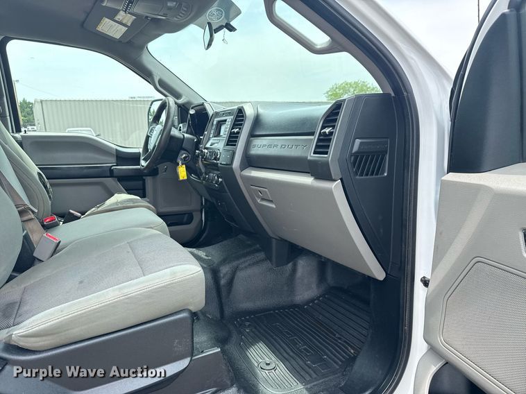 image for item EG6032 2017 Ford F350 Super Duty SuperCab pickup truck cab and chassis