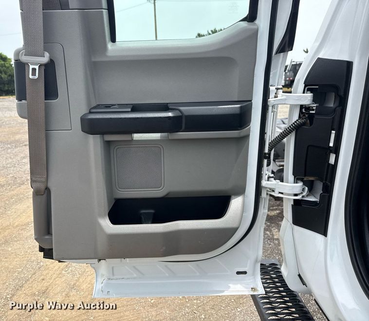 image for item EG6032 2017 Ford F350 Super Duty SuperCab pickup truck cab and chassis