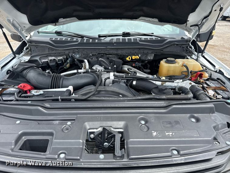 image for item EG6032 2017 Ford F350 Super Duty SuperCab pickup truck cab and chassis