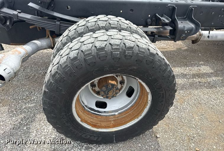 image for item EG6032 2017 Ford F350 Super Duty SuperCab pickup truck cab and chassis