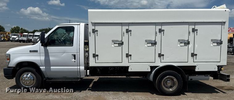 image for item EG6077 2019 Ford E450 Super Duty delivery truck