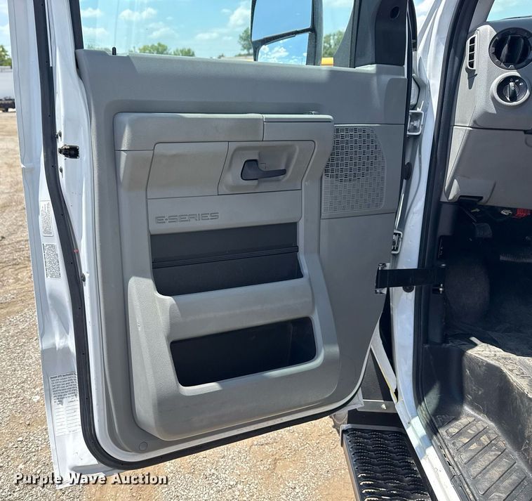 image for item EG6077 2019 Ford E450 Super Duty delivery truck