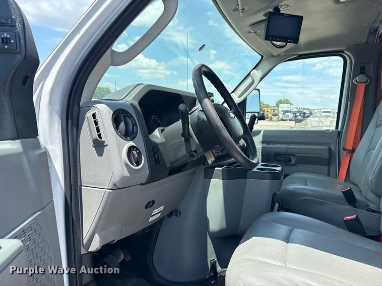 image for item EG6077 2019 Ford E450 Super Duty delivery truck