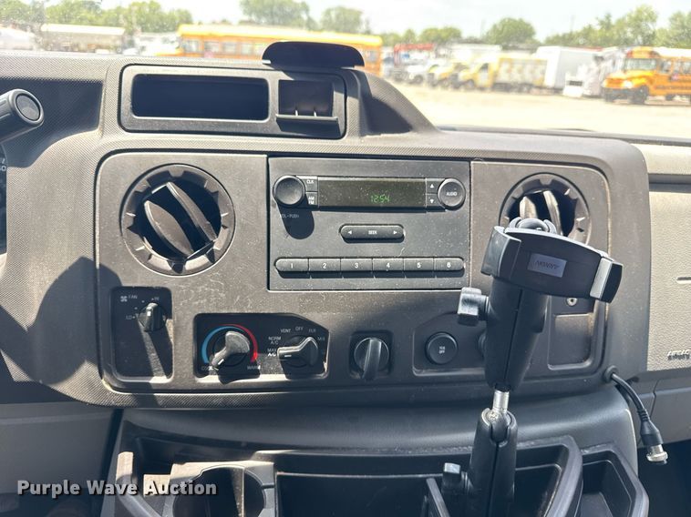 image for item EG6077 2019 Ford E450 Super Duty delivery truck