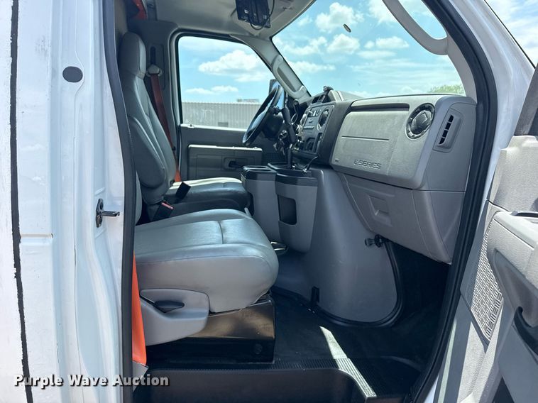 image for item EG6077 2019 Ford E450 Super Duty delivery truck