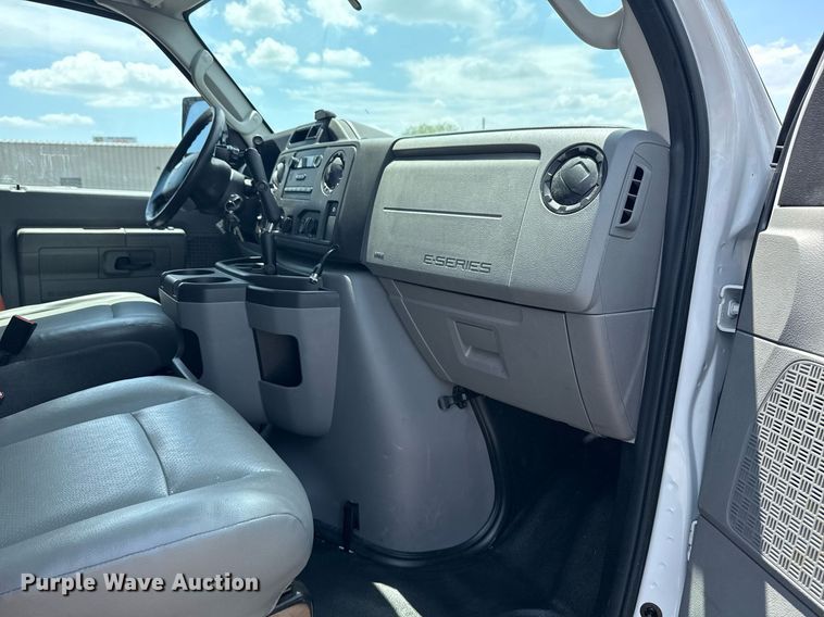 image for item EG6077 2019 Ford E450 Super Duty delivery truck
