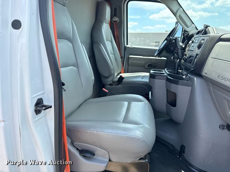 image for item EG6077 2019 Ford E450 Super Duty delivery truck