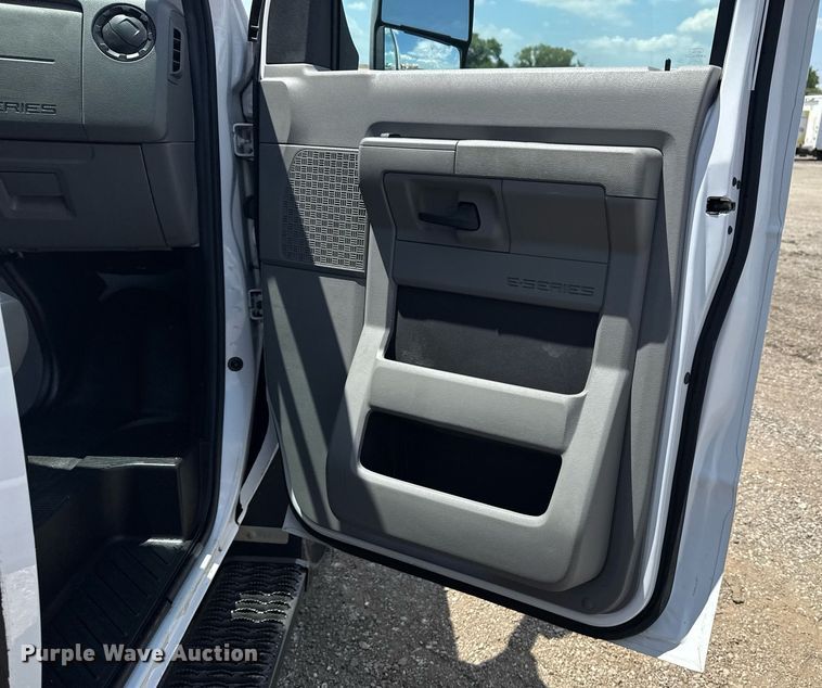 image for item EG6077 2019 Ford E450 Super Duty delivery truck