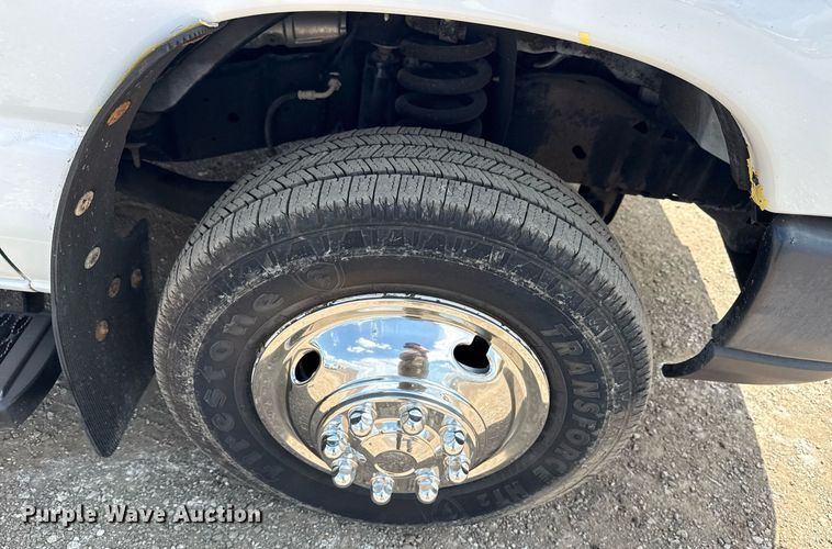 image for item EG6077 2019 Ford E450 Super Duty delivery truck