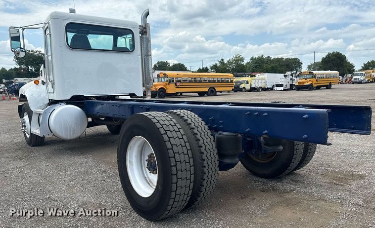 image for item EG6078 2014 Peterbilt 337 truck cab and chassis