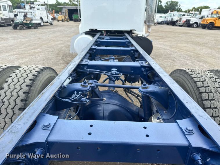 image for item EG6078 2014 Peterbilt 337 truck cab and chassis