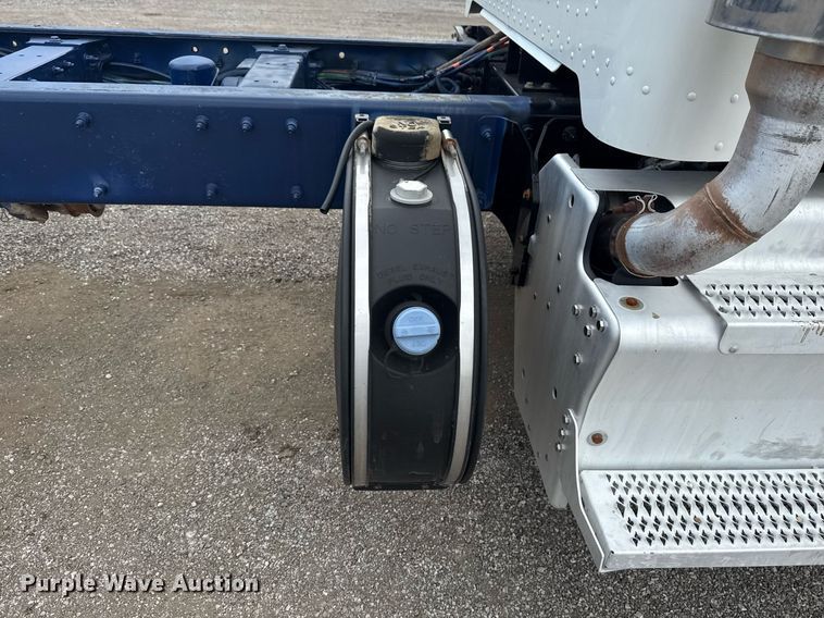 image for item EG6078 2014 Peterbilt 337 truck cab and chassis