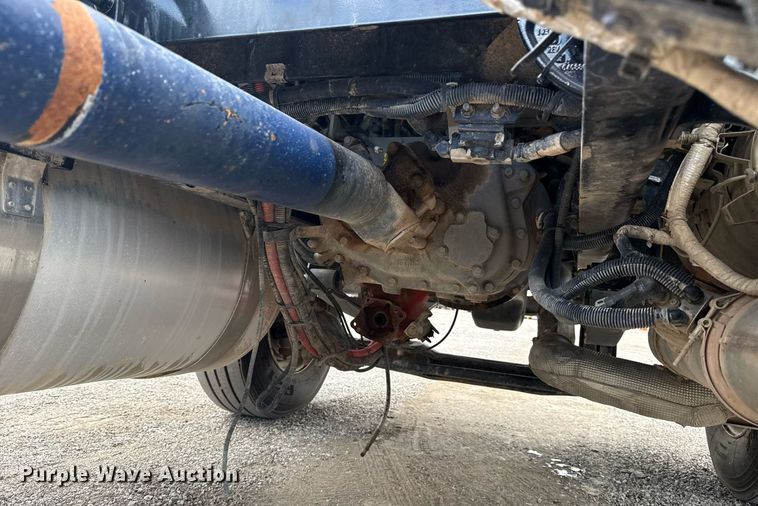 image for item EG6078 2014 Peterbilt 337 truck cab and chassis