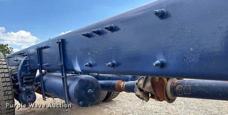 image for item EG6078 2014 Peterbilt 337 truck cab and chassis