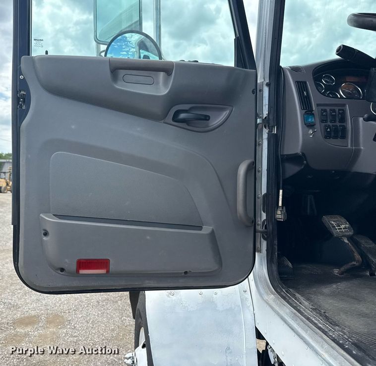image for item EG6078 2014 Peterbilt 337 truck cab and chassis