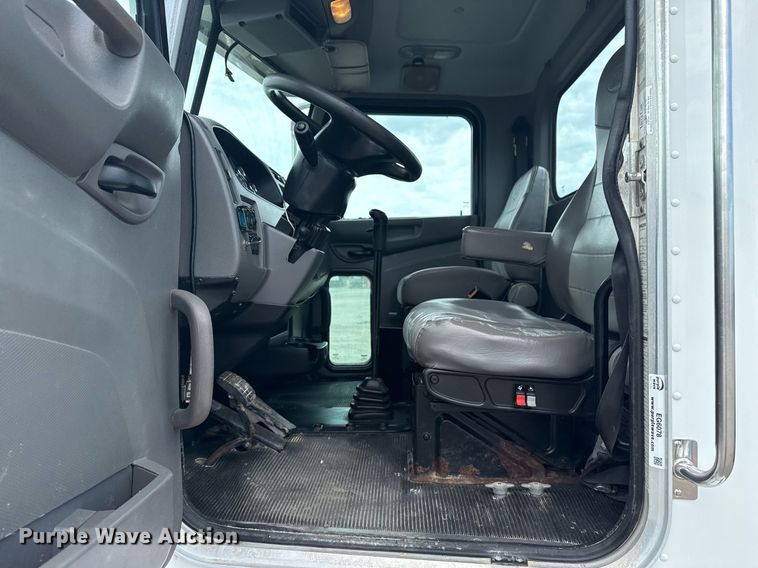 image for item EG6078 2014 Peterbilt 337 truck cab and chassis