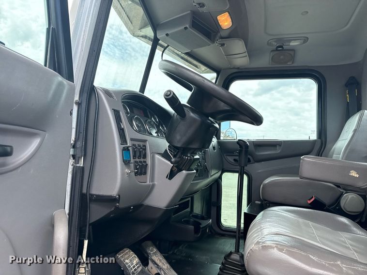 image for item EG6078 2014 Peterbilt 337 truck cab and chassis