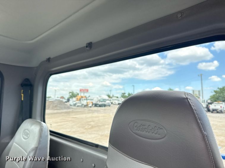 image for item EG6078 2014 Peterbilt 337 truck cab and chassis