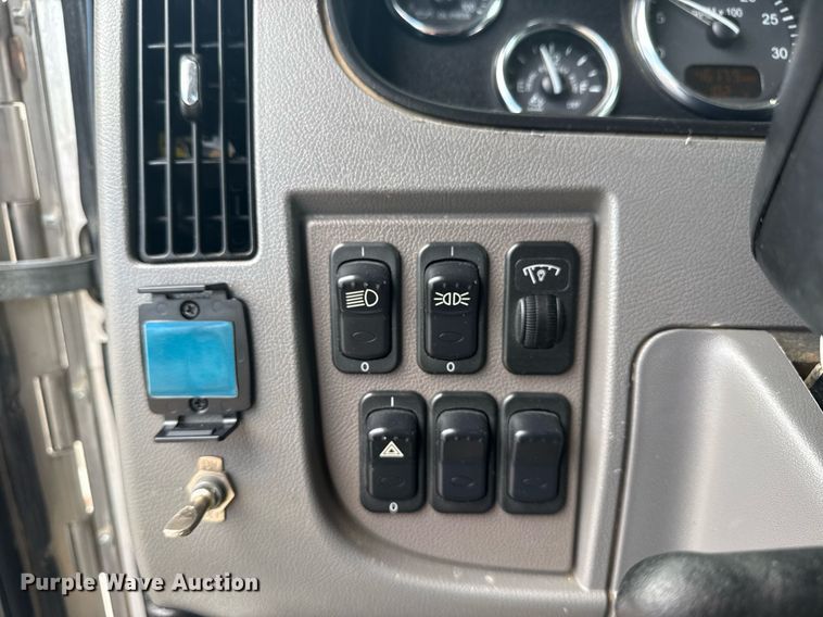 image for item EG6078 2014 Peterbilt 337 truck cab and chassis