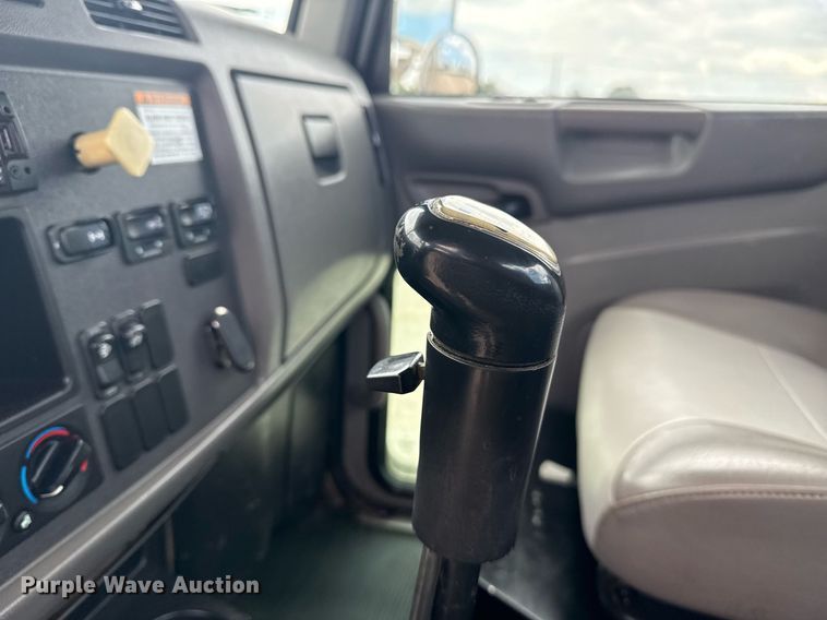 image for item EG6078 2014 Peterbilt 337 truck cab and chassis