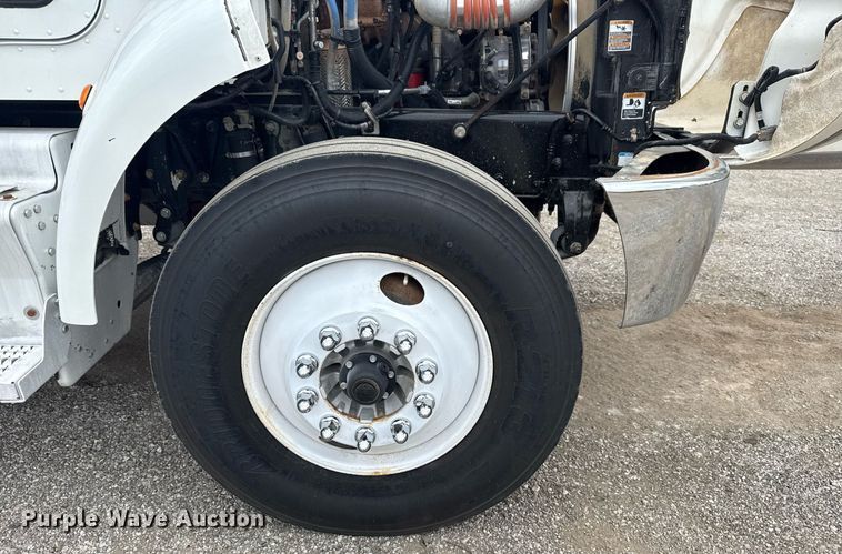 image for item EG6078 2014 Peterbilt 337 truck cab and chassis