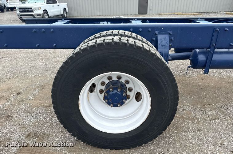 image for item EG6078 2014 Peterbilt 337 truck cab and chassis