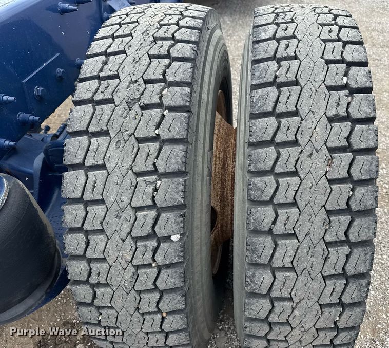 image for item EG6078 2014 Peterbilt 337 truck cab and chassis