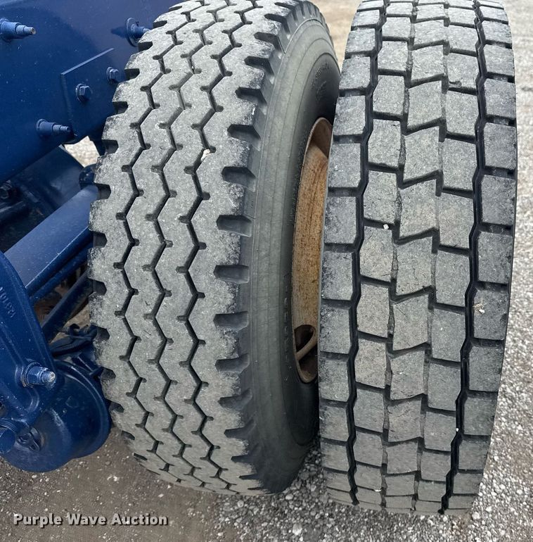 image for item EG6078 2014 Peterbilt 337 truck cab and chassis