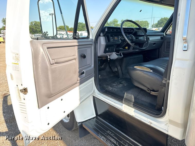 image for item EG6081 1998 Ford F800 box truck
