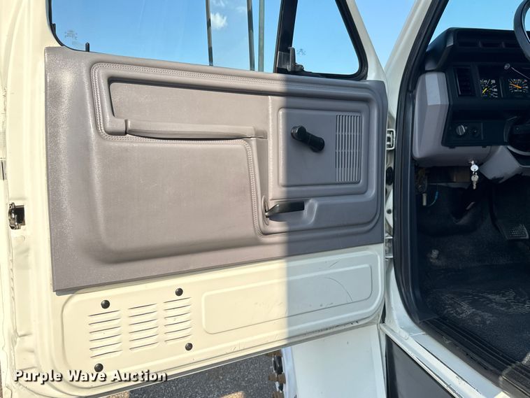 image for item EG6081 1998 Ford F800 box truck