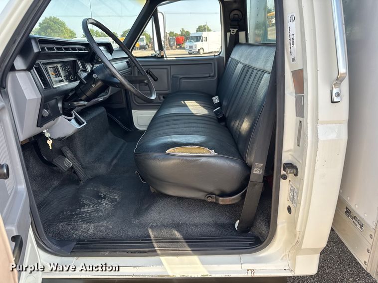 image for item EG6081 1998 Ford F800 box truck