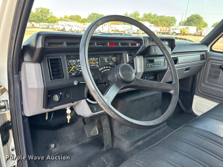 image for item EG6081 1998 Ford F800 box truck