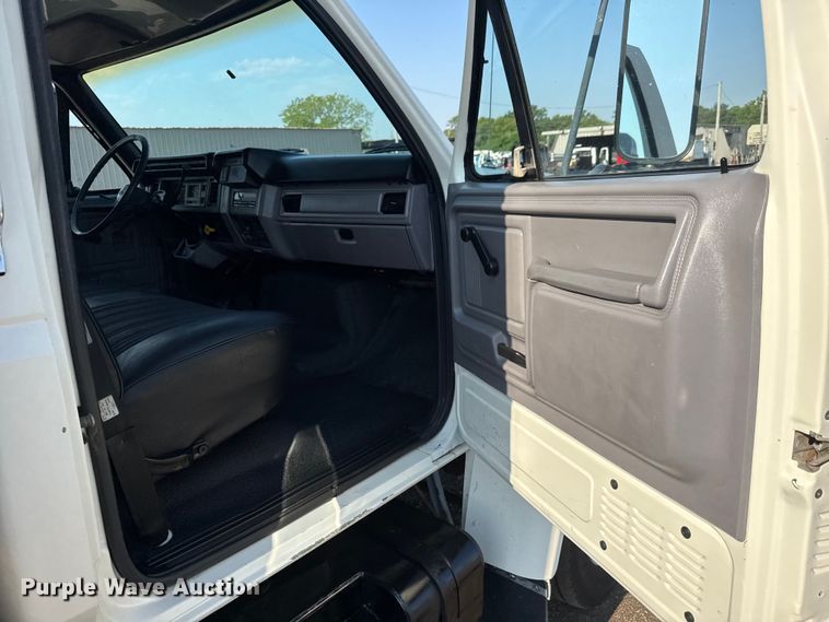 image for item EG6081 1998 Ford F800 box truck