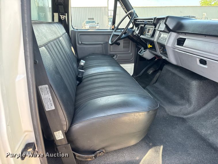 image for item EG6081 1998 Ford F800 box truck