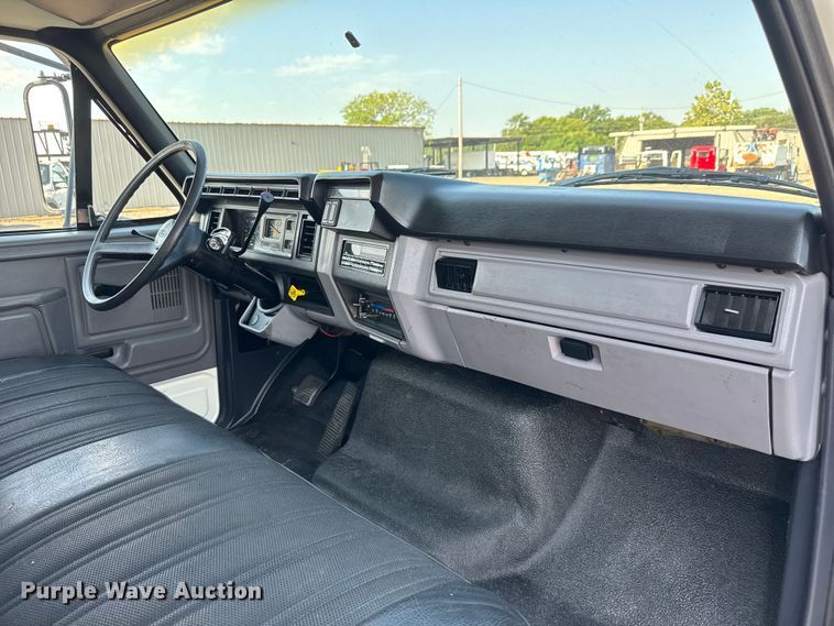 image for item EG6081 1998 Ford F800 box truck