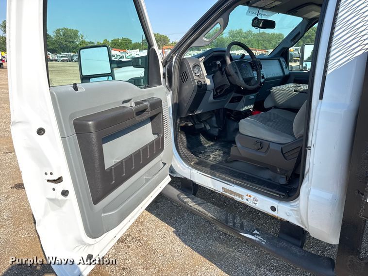 image for item EG6083 2016 Ford F550 Super Duty flatbed truck