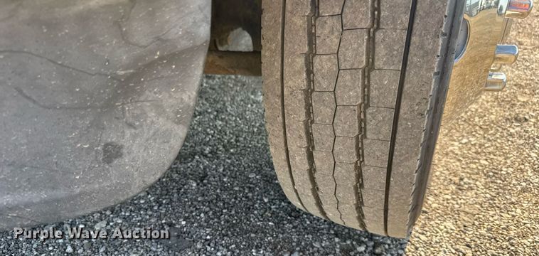 image for item EG6083 2016 Ford F550 Super Duty flatbed truck