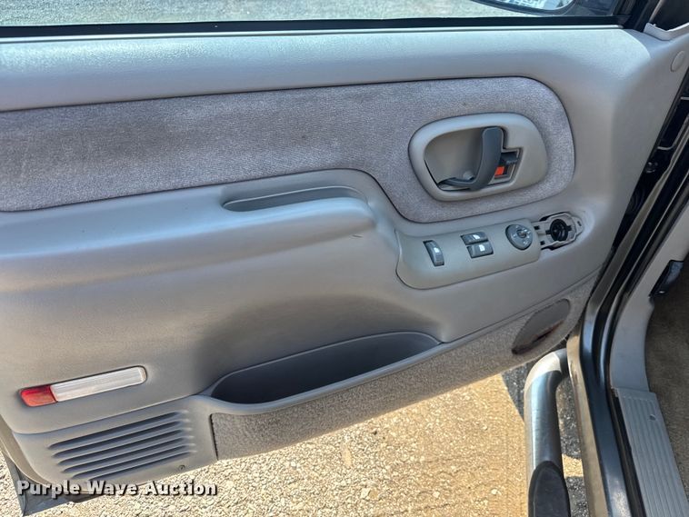 image for item EG6105 1999 Chevrolet Tahoe SUV