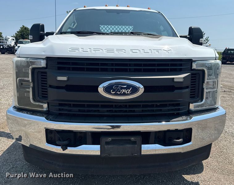 image for item EG6108 2017 Ford F350 Super Duty Crew Cab flatbed pickup truck