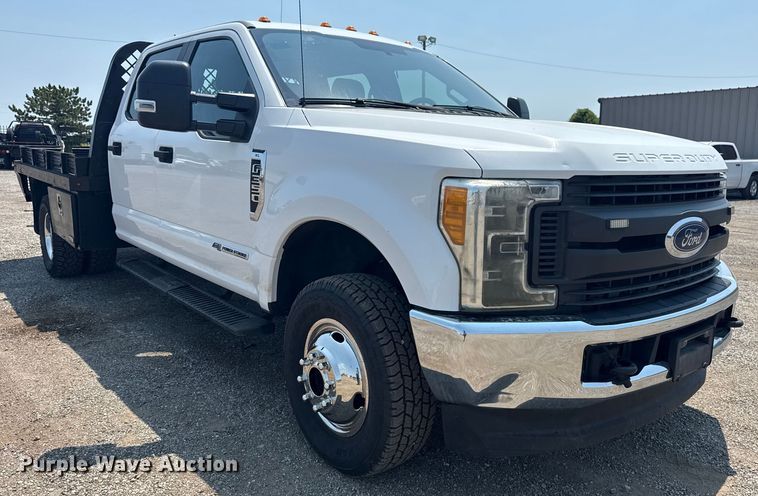 image for item EG6108 2017 Ford F350 Super Duty Crew Cab flatbed pickup truck