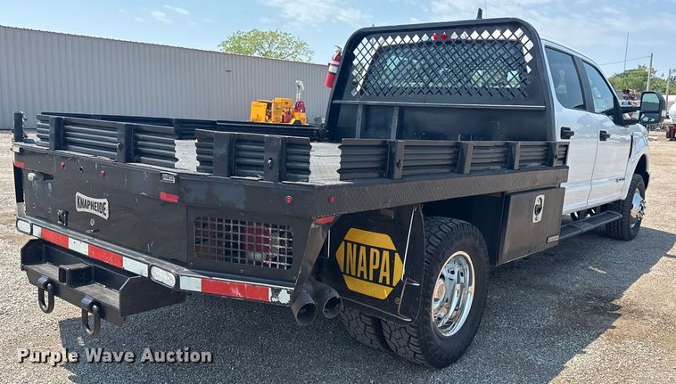 image for item EG6108 2017 Ford F350 Super Duty Crew Cab flatbed pickup truck