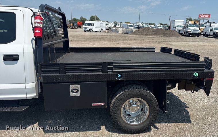 image for item EG6108 2017 Ford F350 Super Duty Crew Cab flatbed pickup truck