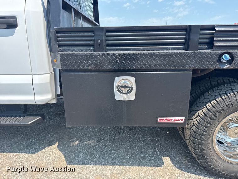 image for item EG6108 2017 Ford F350 Super Duty Crew Cab flatbed pickup truck