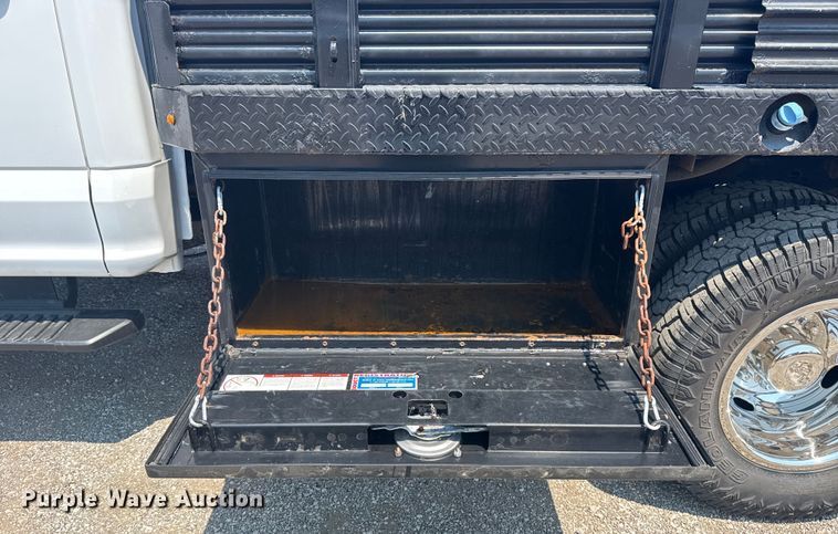 image for item EG6108 2017 Ford F350 Super Duty Crew Cab flatbed pickup truck