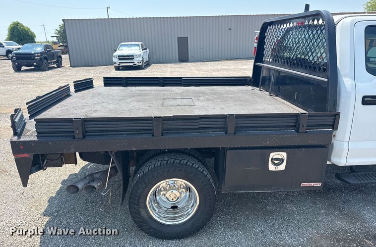 image for item EG6108 2017 Ford F350 Super Duty Crew Cab flatbed pickup truck
