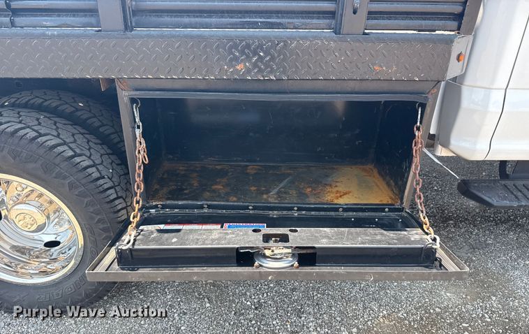 image for item EG6108 2017 Ford F350 Super Duty Crew Cab flatbed pickup truck