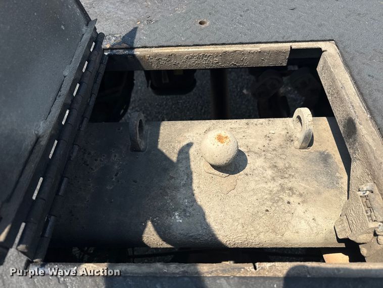 image for item EG6108 2017 Ford F350 Super Duty Crew Cab flatbed pickup truck