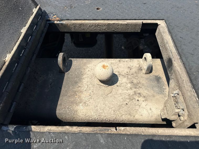 image for item EG6108 2017 Ford F350 Super Duty Crew Cab flatbed pickup truck